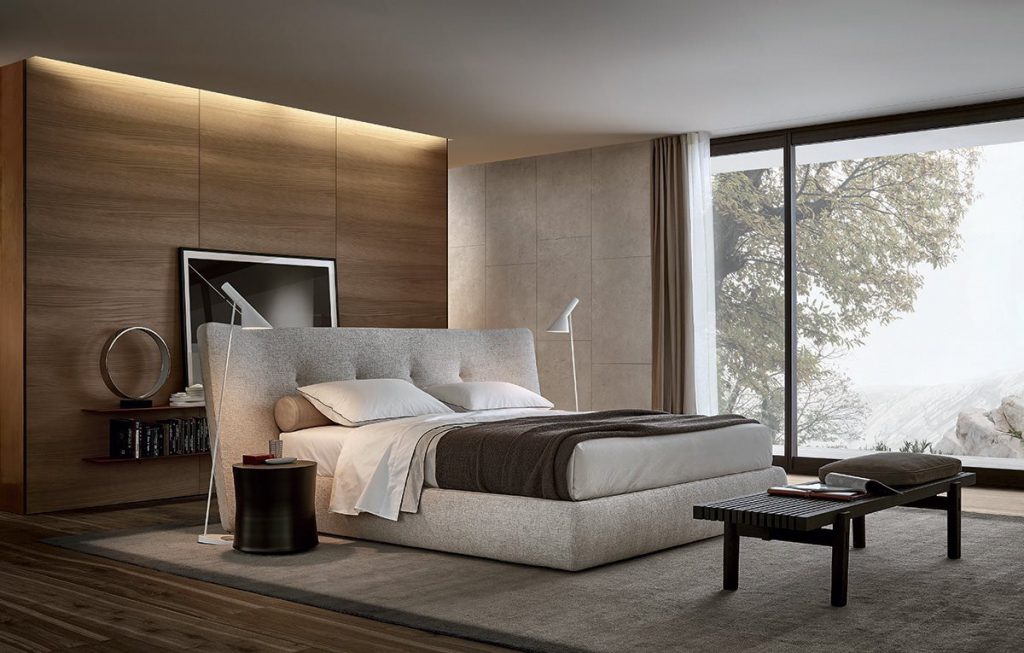 éclairer sa chambre. Ici luminaire AJ, design Arne Jacobsen, Louis Poulsen. Lit Rever, design Rodolfo Dordoni, Poliform.