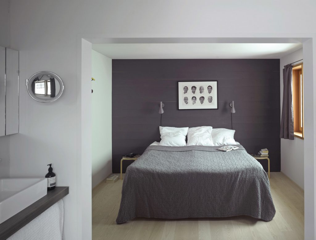 éclairer sa chambre. Ici encore la collection AJ, design Arne Jacobsen, Louis Poulsen dans une maison au Danemark.