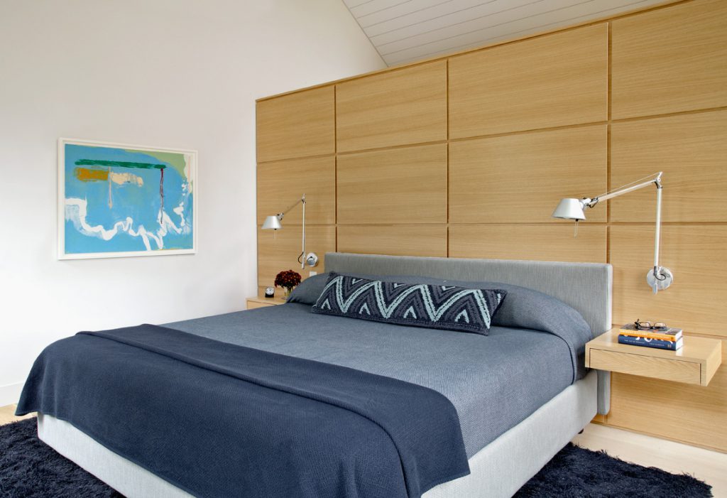 éclairer sa chambre. Les architectes d’Axis Mundi Design nous offrent dans cette chambre un bel exemple de ce que l’on peut faire avec une lampe Tolomeo d’Artemide.