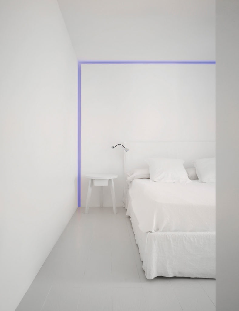 éclairer sa chambre. Ici le modèle Moonlight de Flos qui souligne l’architecture de la pièce (lumière d’accentuation)