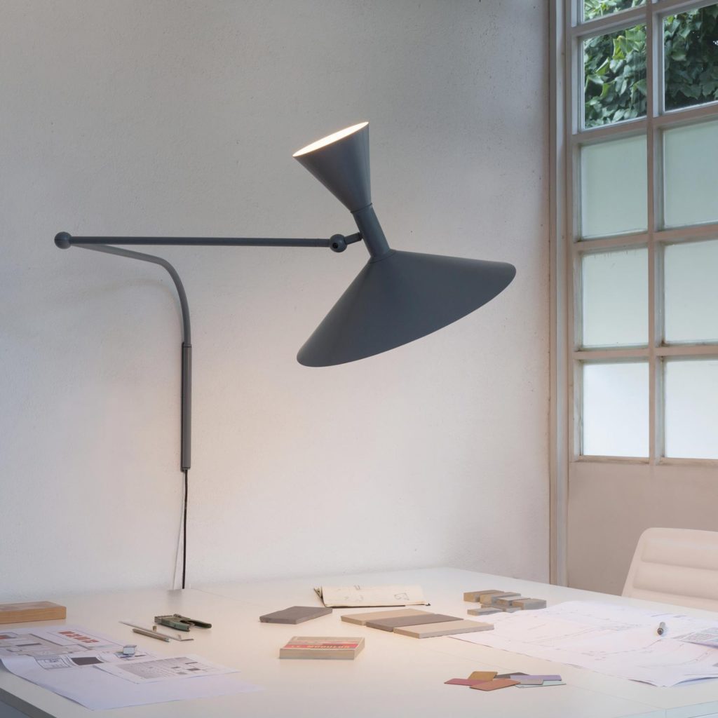 luminaires à bras et à potence.Au bureau.