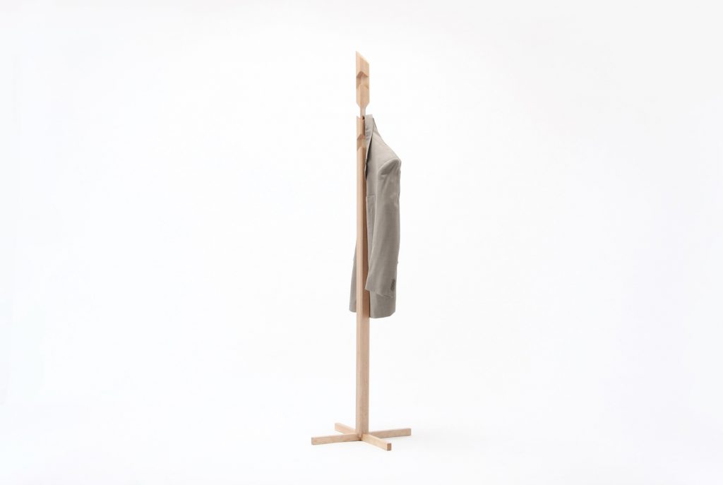 Espaces du design. Porte-manteau Angle, Lucien Gumy pour Karimolu New Standard, luciengumy.ch, karimoku-newstandard.jp