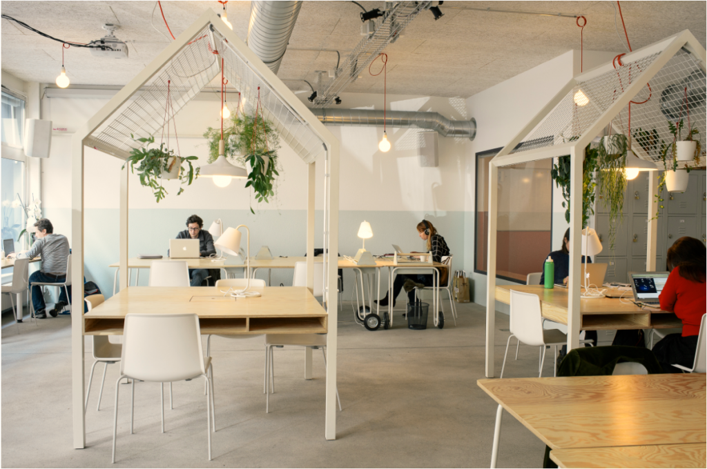 À Plainpalais, des espaces destinés au coworking et au café, Les Voisins, aménagement réalisé par le bureau YKRA.