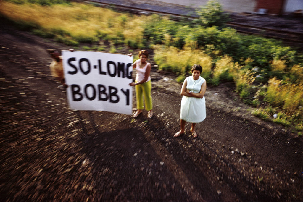 Les Rencontres d'Arles. the train Paul Fusco/Magnum Photos, sans titre, série RFK Funeral Train, 1968