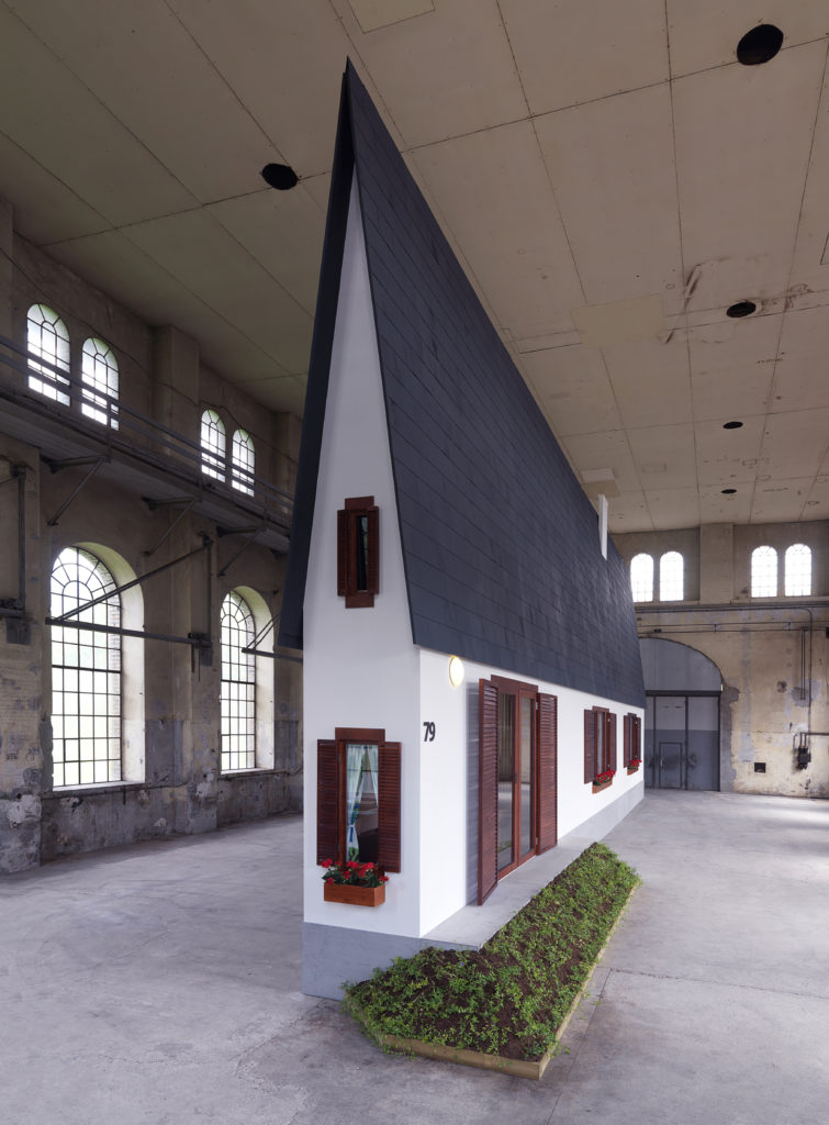 Festival Images Vevey. Erwin Wurm Narrow House ext Foto Robert Fessle