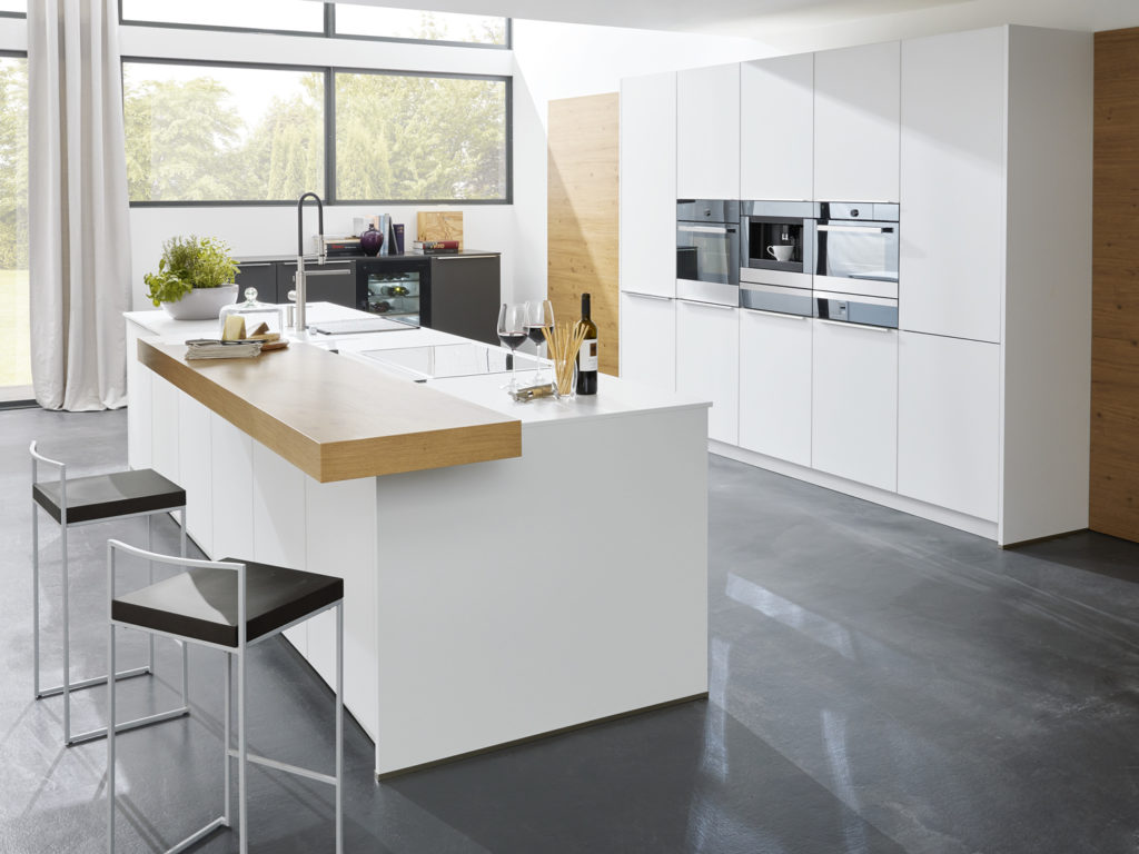 Bar de cuisine, plan snack, table à manger, îlot dans une cuisine design