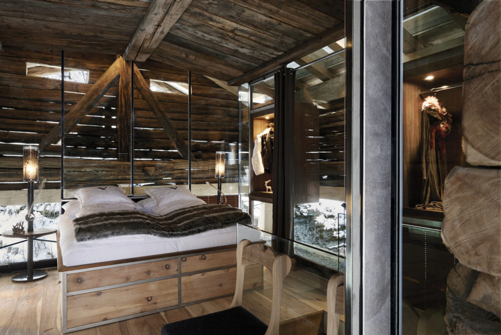 Reconstruire derrière la façade.