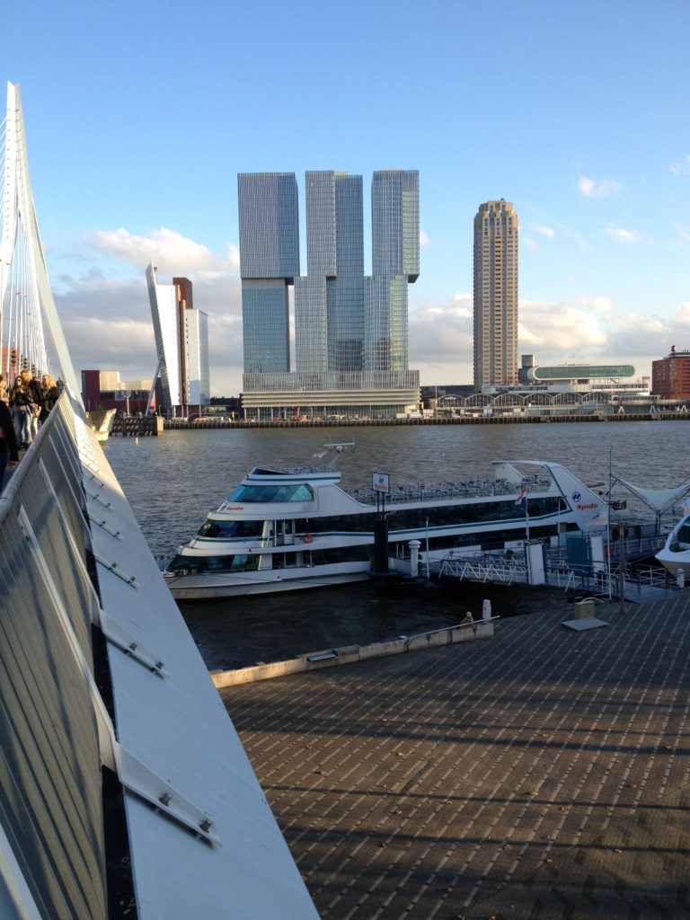 De Rotterdam, construit en 2013 sur les quais Wilhelminapier à Rotterdam. Rem Koolhaas