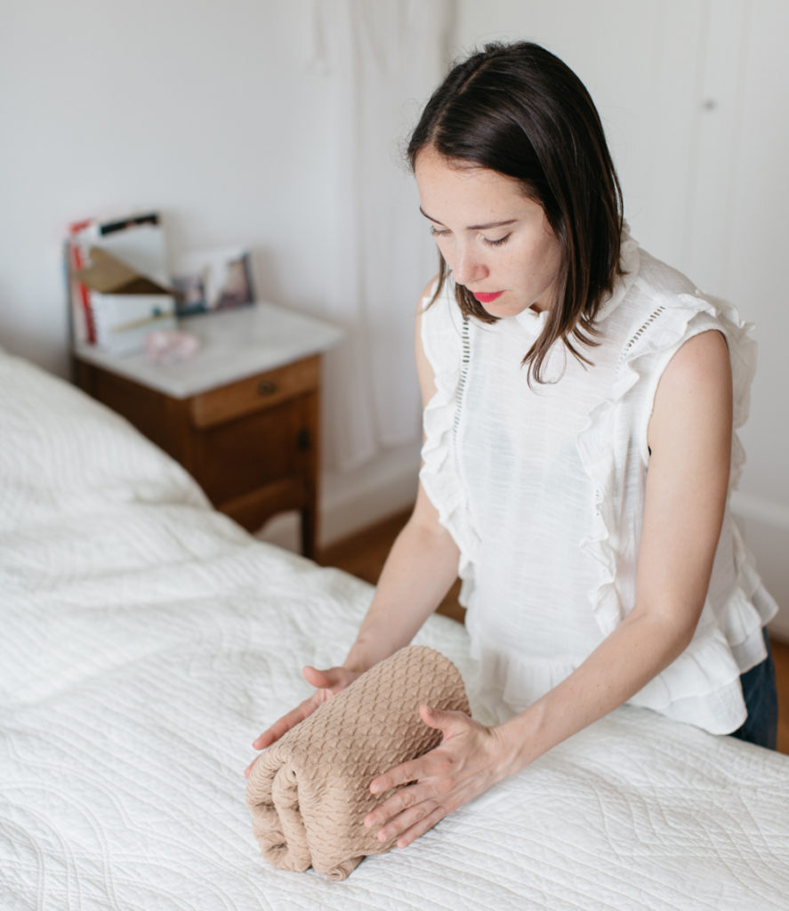 Pliage vertical des vêtements selon la méthode Marie Kondo. Clarity Home Detox