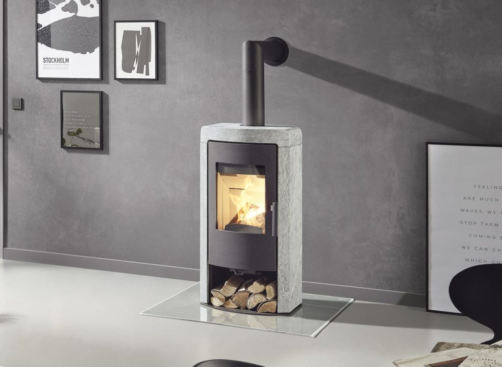 Poêle. Poêles. Innovation technologique dans le chauffage au bois. Allumage automatique. Rika