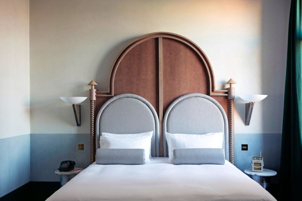 Tête de lit originale sur mesure créé par un designer décorateur