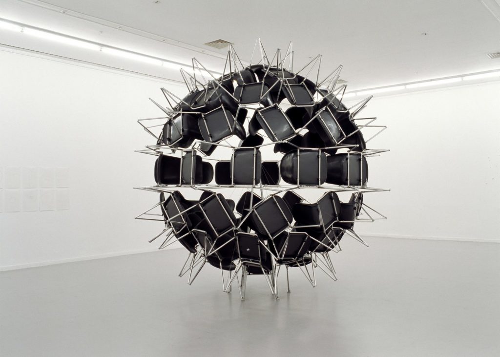 Michel de Broin, Black Whole Conference. La chaise dans l’art contemporain.