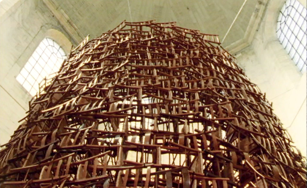 Tadashi Kawamata, Le Passage des Chaises. La chaise dans l’art contemporain.