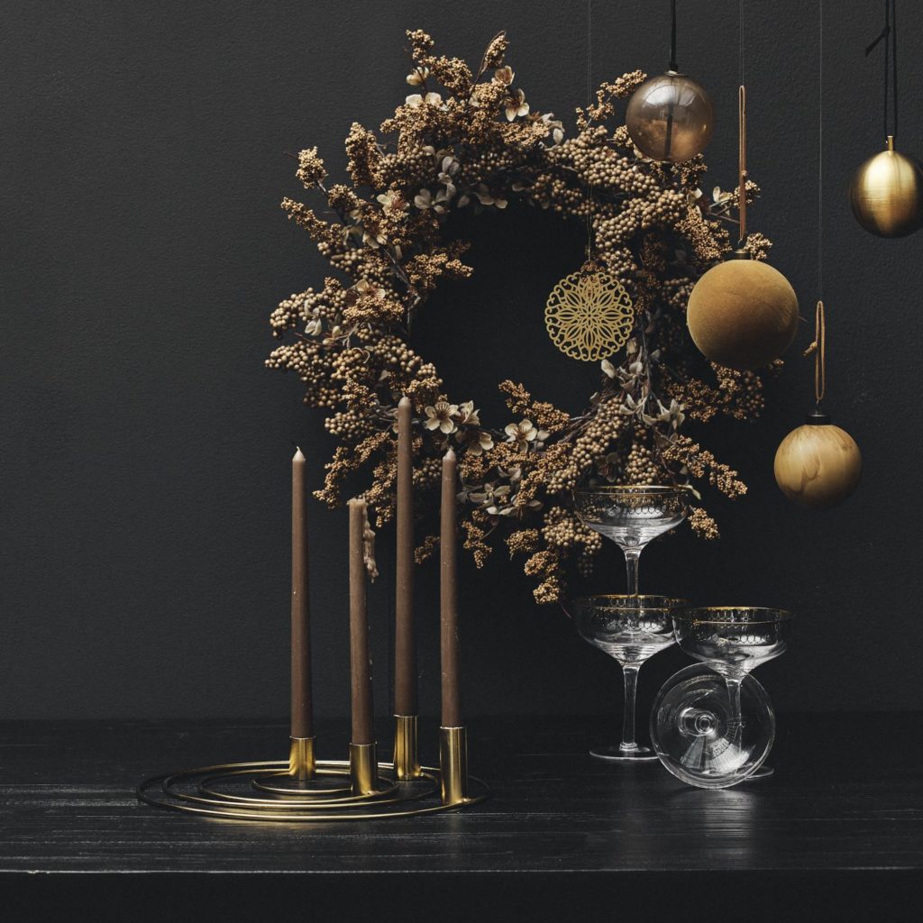 Décoration de Noël contemporaine. Bougies de l’avent.