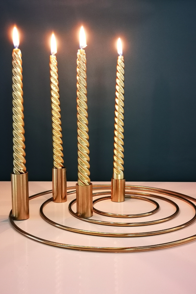 Décoration de Noël contemporaine. Bougies de l’avent.