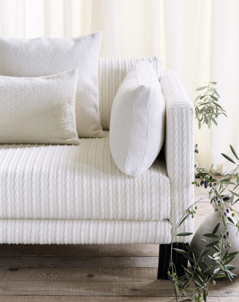 Fauteuils et canapés : tendance peau de mouton et laine bouclée
