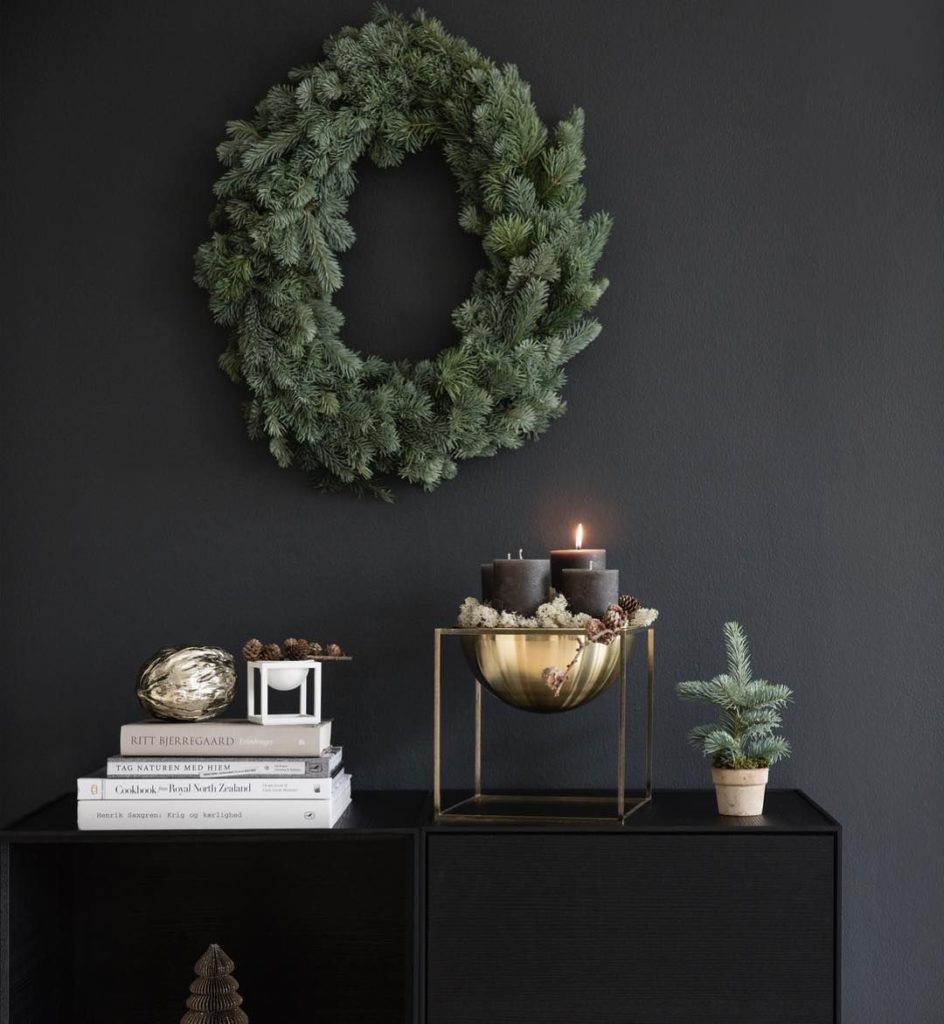 Décoration de Noël contemporaine. Bougies de l’avent.