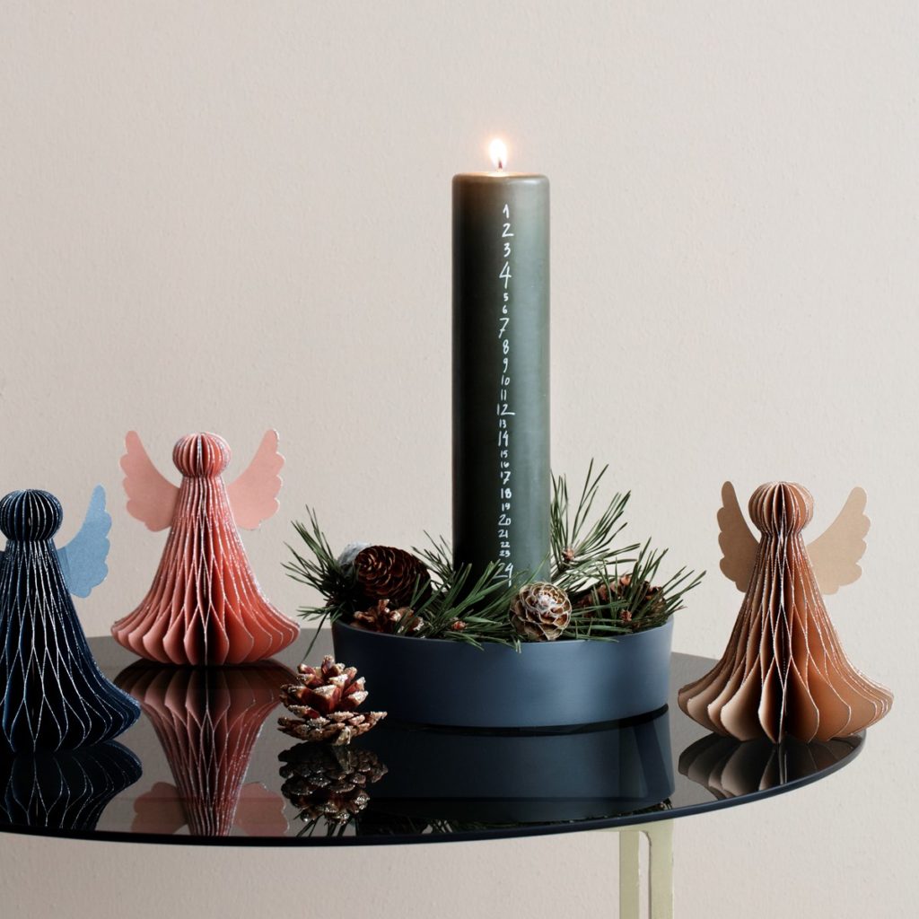 Décoration de Noël contemporaine. Bougies de l’avent.