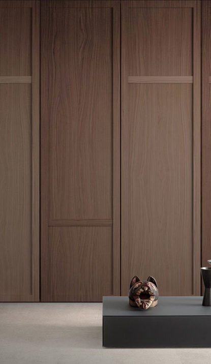 Armoire, boiserie à moulure, murs à caissons, décoration contemporaine