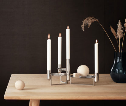 Décoration de Noël contemporaine. Chandelier de table, chandelier bougeoir, bougies flambeaux
