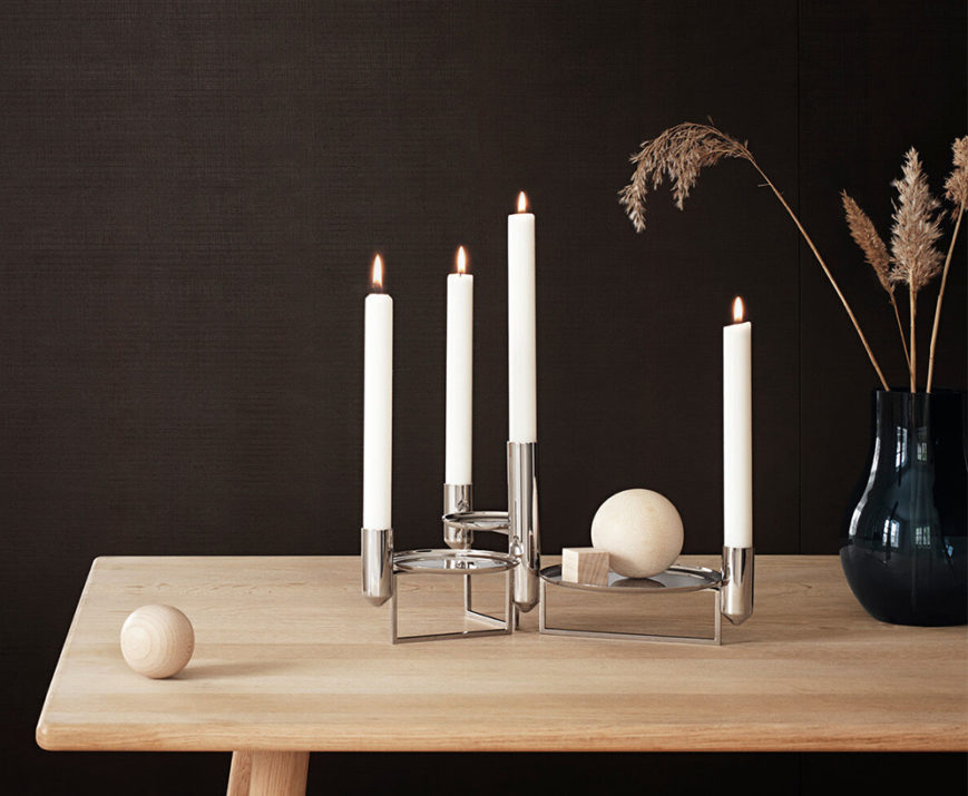 Décoration de Noël contemporaine. Chandelier de table, chandelier bougeoir, bougies flambeaux