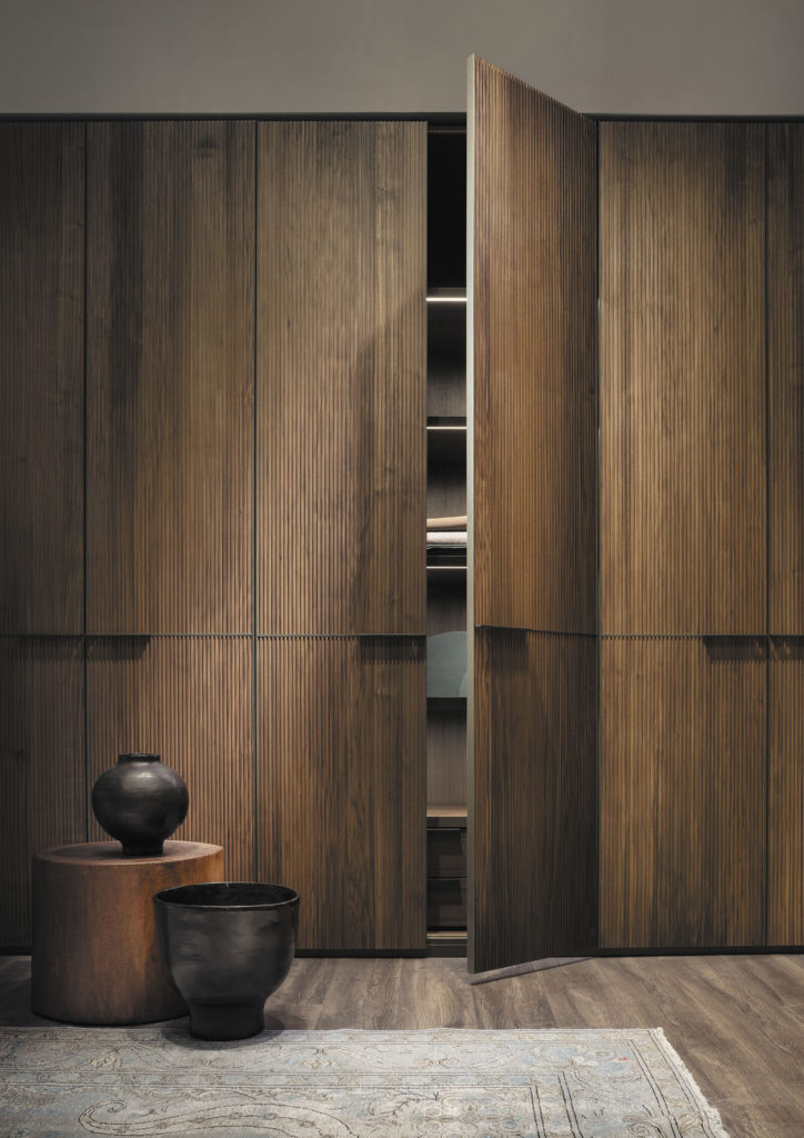 Armoire, boiserie à moulure, murs à caissons, décoration contemporaine