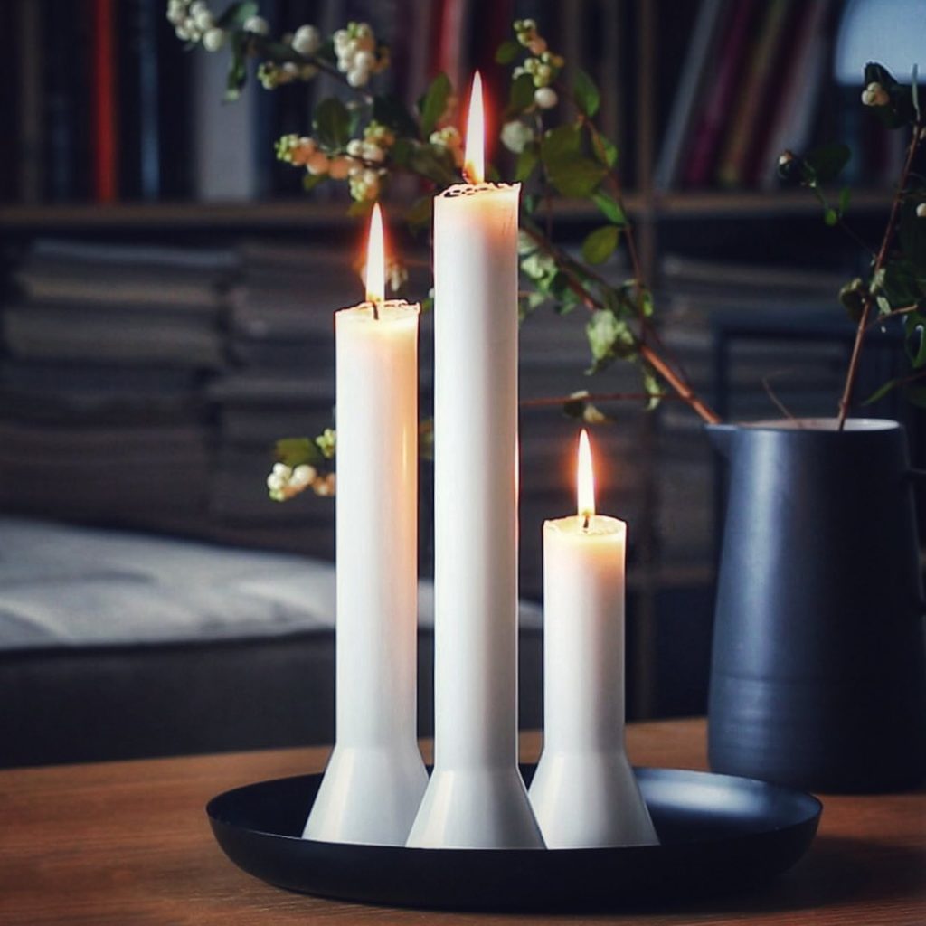 Décoration de Noël contemporaine. Chandelier de table, chandelier bougeoir, bougies flambeaux, suisses