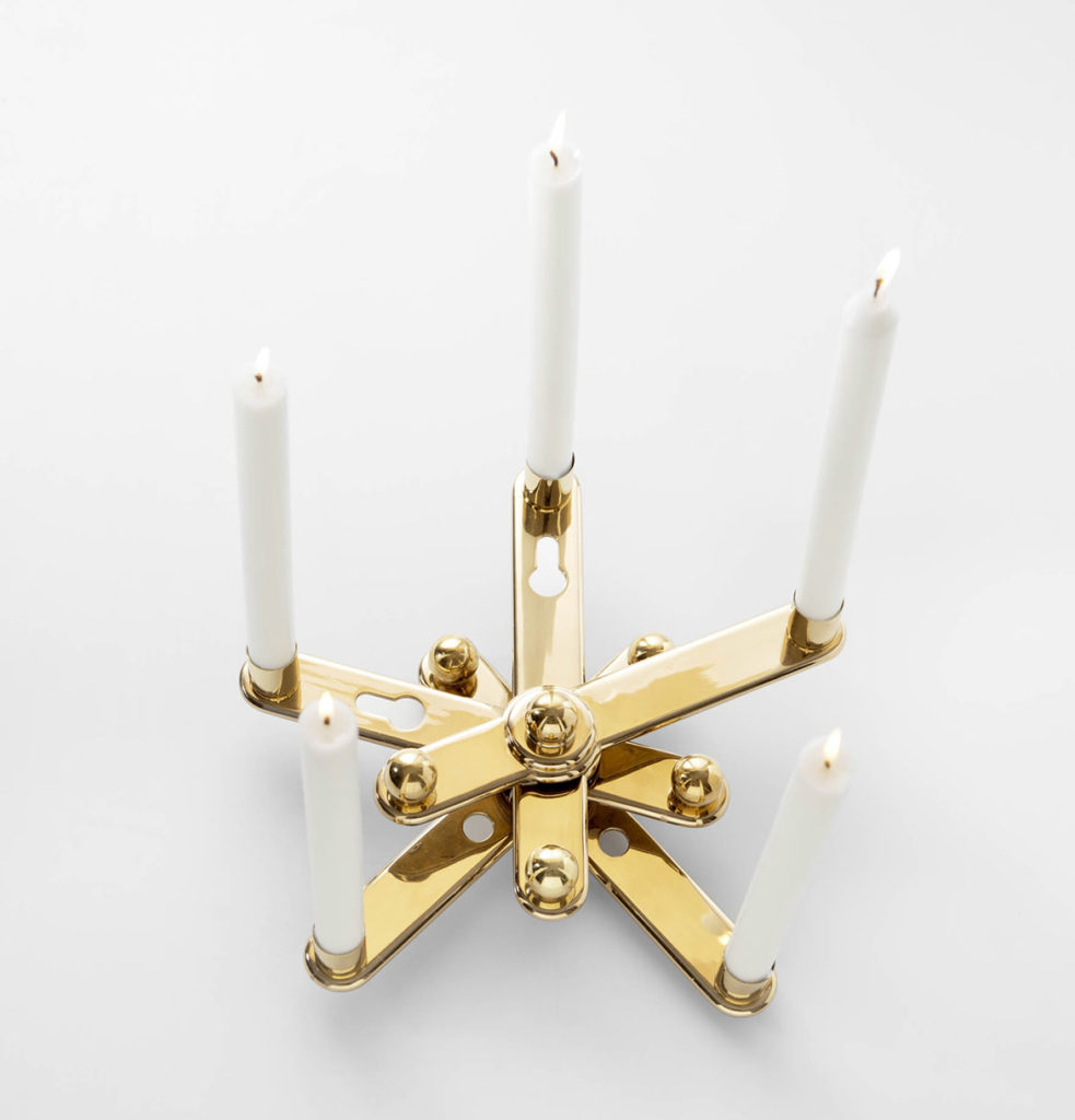 Décoration de Noël contemporaine. Chandelier de table, chandelier bougeoir, bougies flambeaux