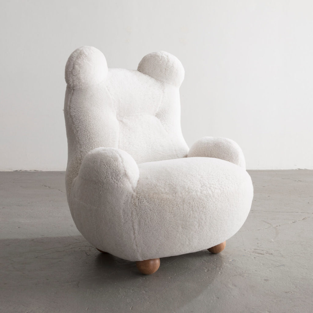 Fauteuils et canapés : tendance peau de mouton et laine bouclée