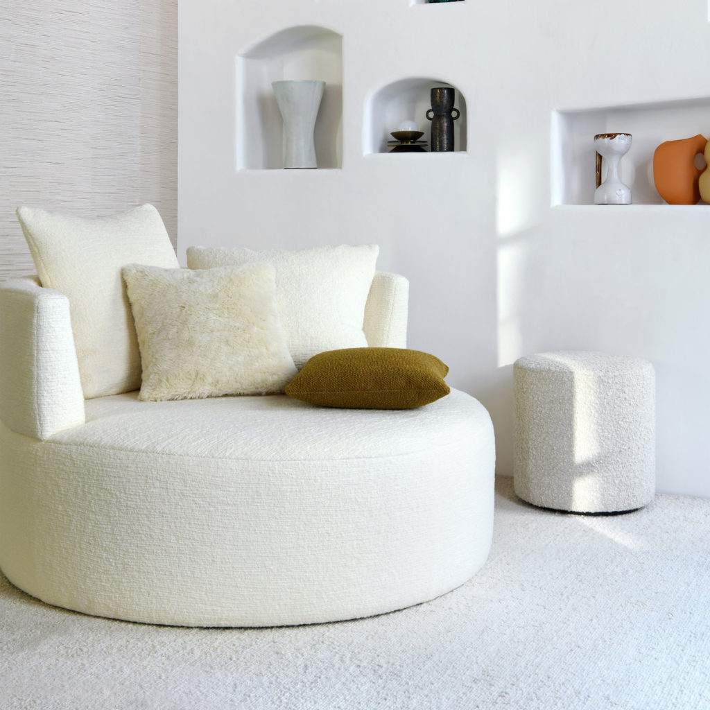 Fauteuils et canapés : tendance peau de mouton et laine bouclée