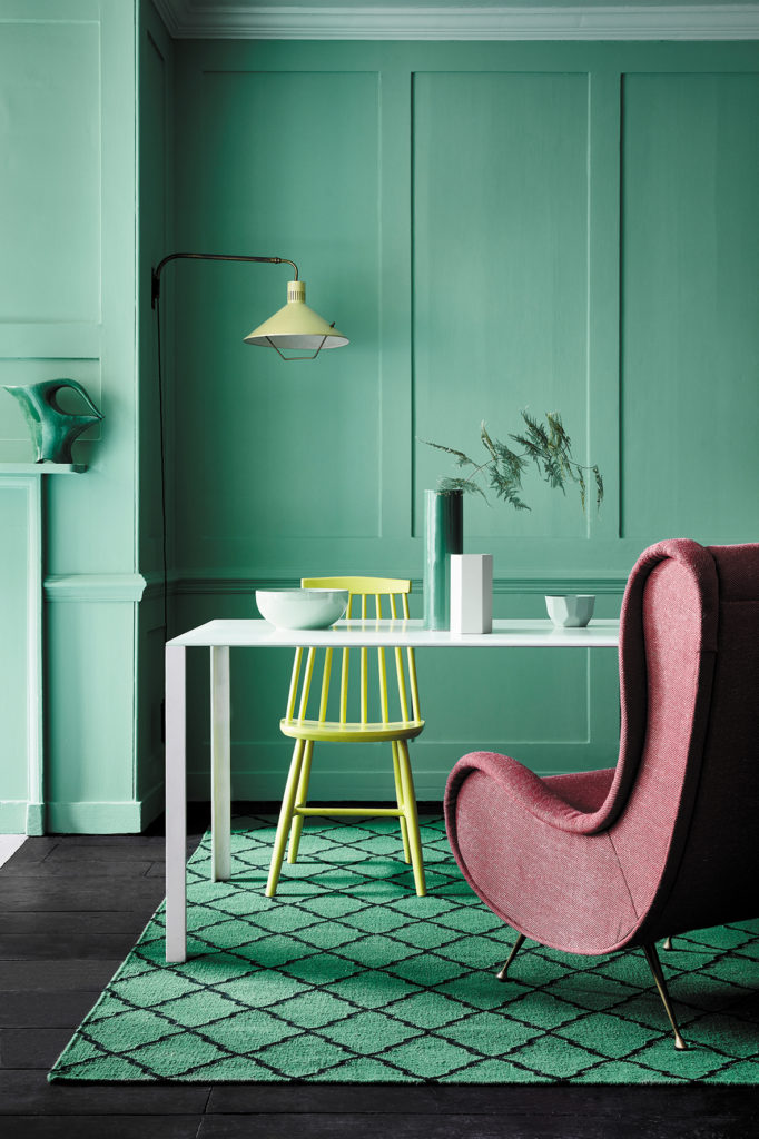 Boiserie à moulure peinte, murs à caissons, décoration contemporaine