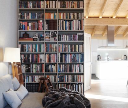 Un superbe chalet suisse cosy et aérien dans les tons de gris et de blanc