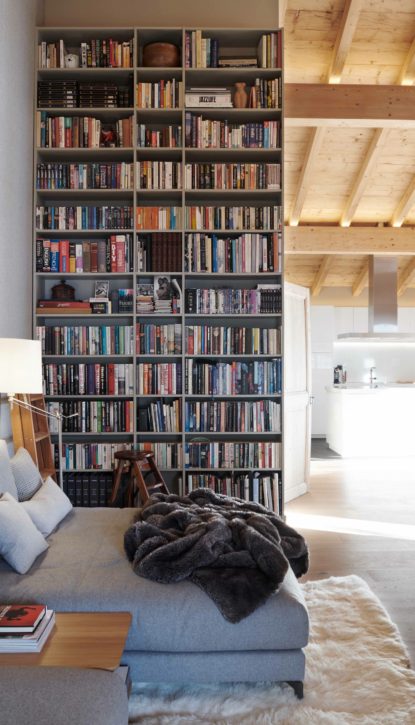Un superbe chalet suisse cosy et aérien dans les tons de gris et de blanc