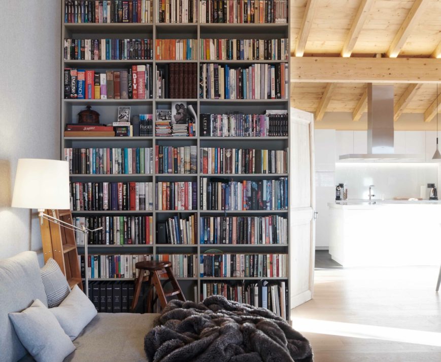 Un superbe chalet suisse cosy et aérien dans les tons de gris et de blanc