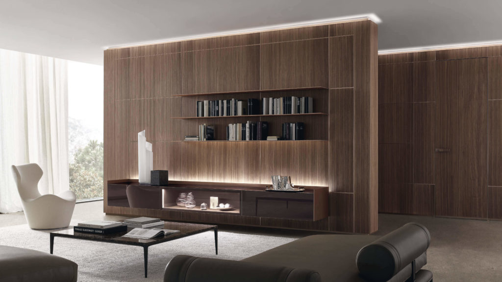 Mur en bois, panneaux boiserie, porte dérobée, étagère, décoration contemporaine