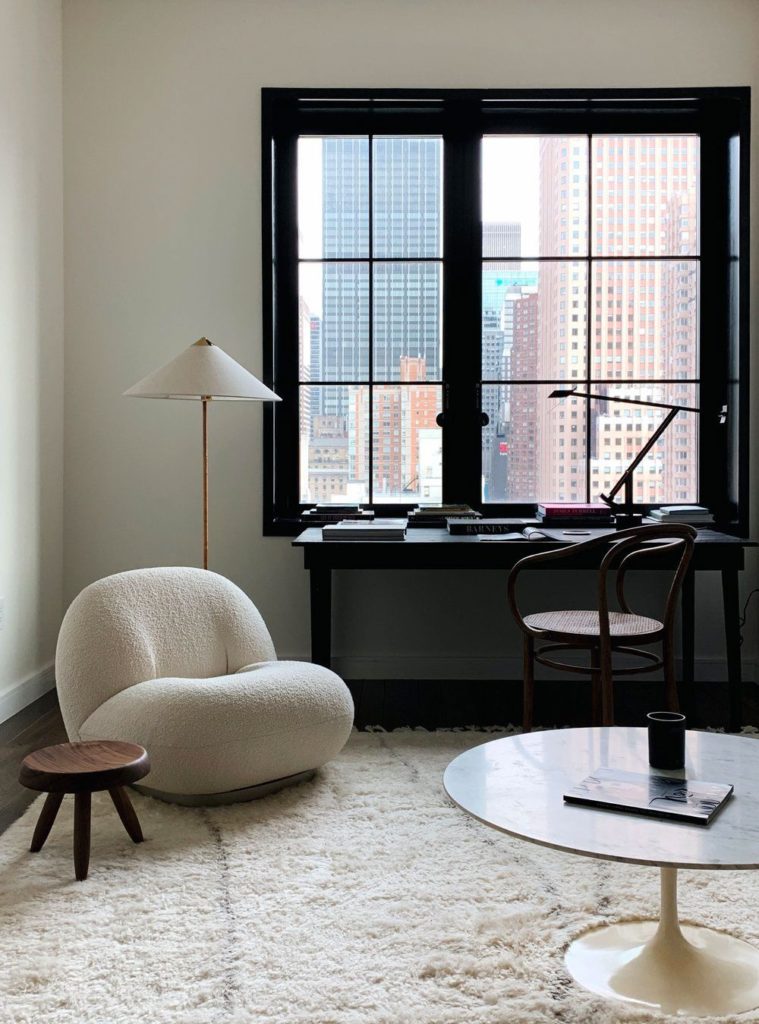 Fauteuils et canapés : tendance peau de mouton et laine bouclée