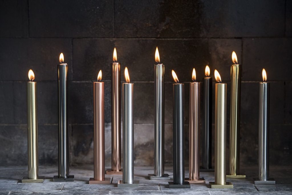 Décoration de Noël contemporaine. Chandelier de table, chandelier bougeoir, bougies flambeaux