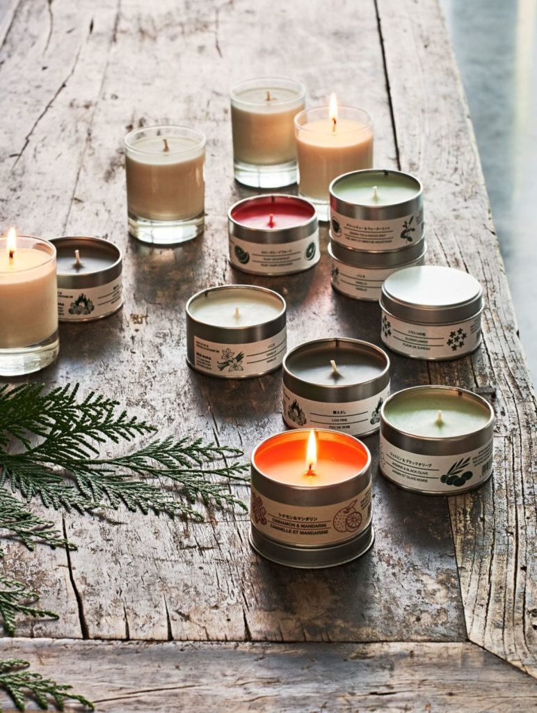 Décoration de Noël contemporaine. Bougies parfumées