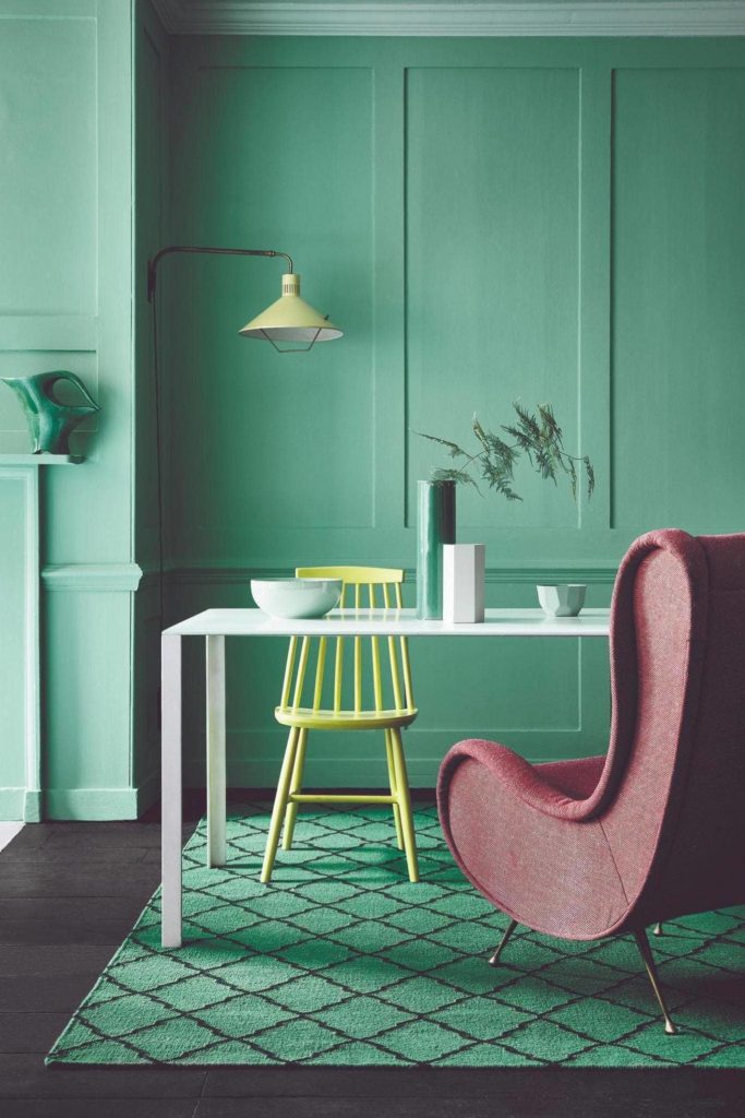 Boiserie à moulure peinte, murs à caissons, décoration contemporaine