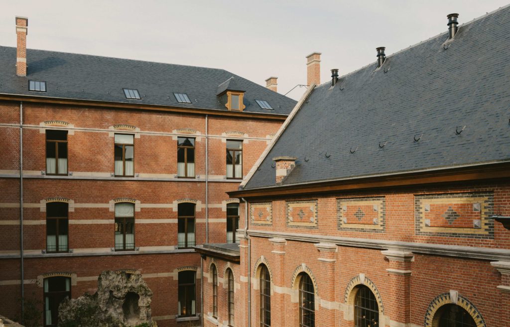 Ces lieux insolites transformés en hôtels. La reconversion surprenante de bâtiments historiques en hébergements touristiques de luxe.