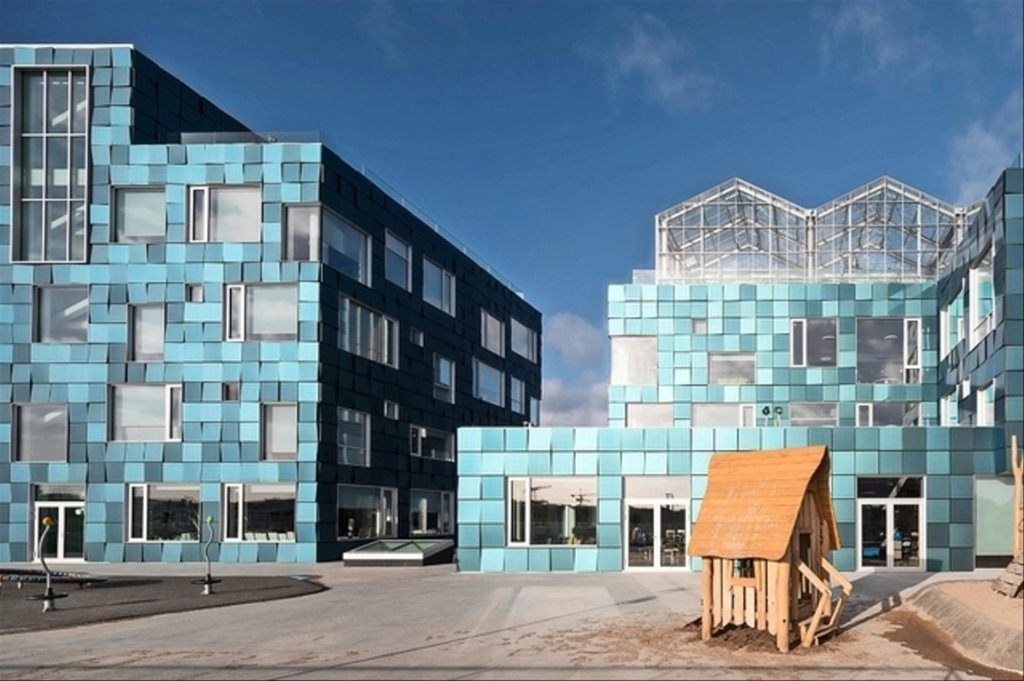 Panneau photovoltaïque innovant et esthétique. Façade. Architecture solaire