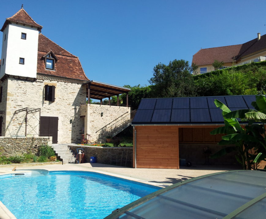 Panneau solaire hybride produisant de la chaleur et de l'électricité