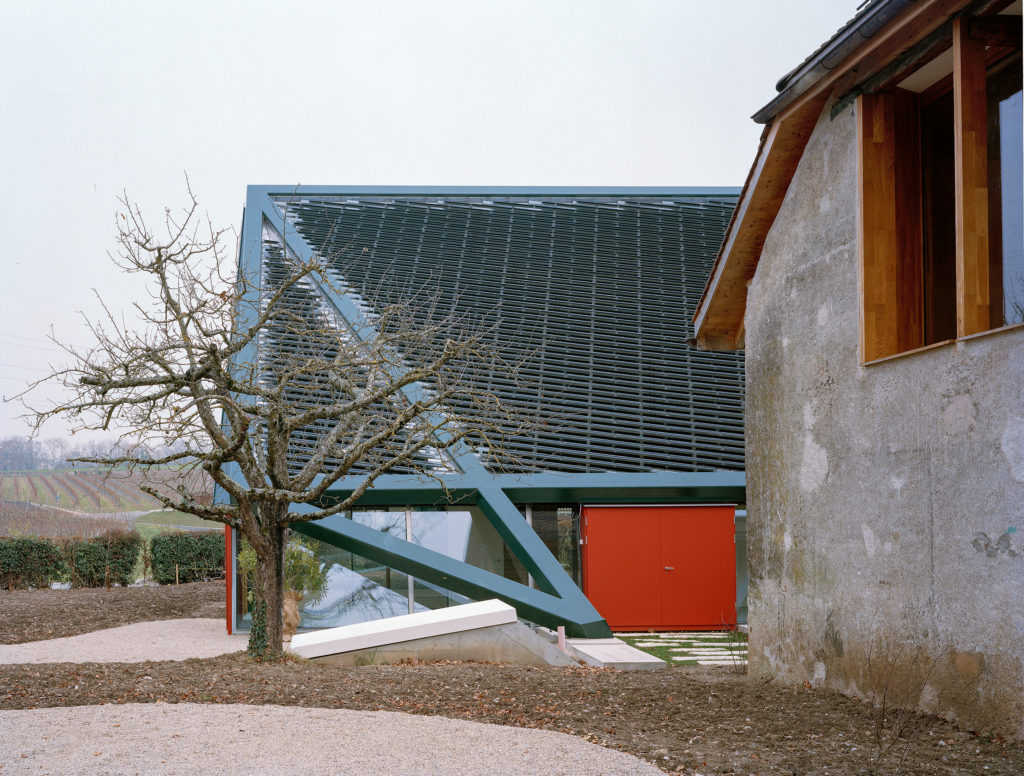 Panneau photovoltaïque innovant et esthétique. Toiture. Architecture solaire