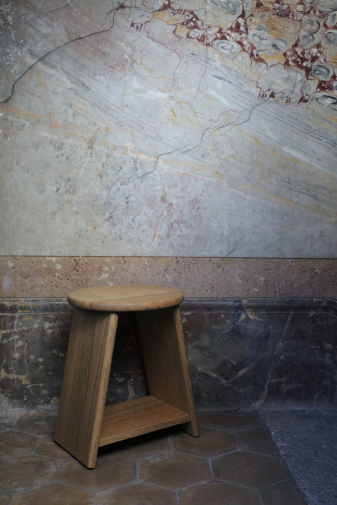 Tabouret, chêne, design suisse, objets du quotidien, Pratika Intrano, Laurent De Bernardini, Stéphane Badet