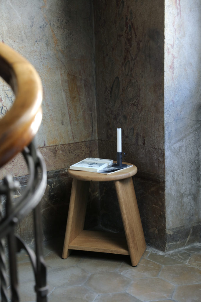 Tabouret, chêne, design suisse, objets du quotidien, Pratika Intrano, Laurent De Bernardini, Stéphane Badet