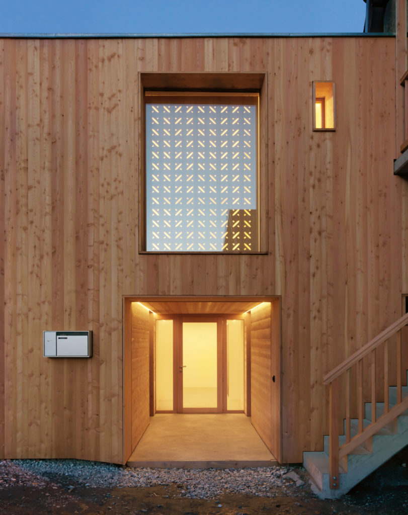 Maison d’architecte suisse avec bardage ajouré ou à claire-voie