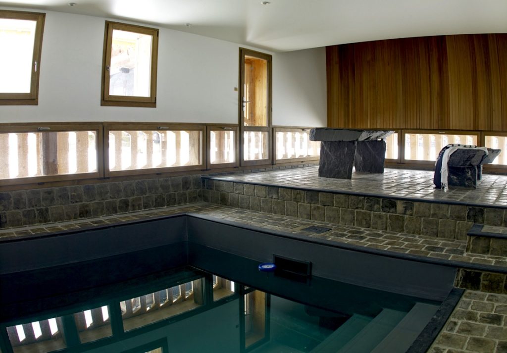 Maison d’architecte suisse avec bardage ajouré ou à claire-voie.