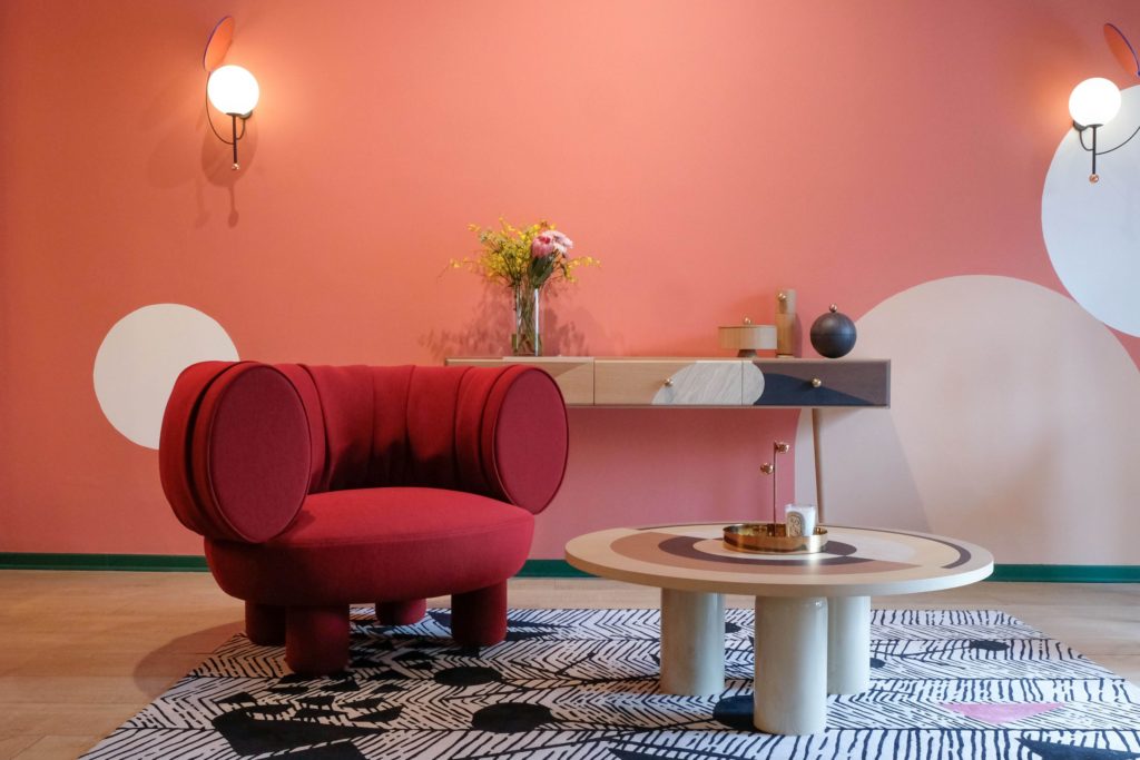 Table basse géométrique. Tendance décoration effet graphique
