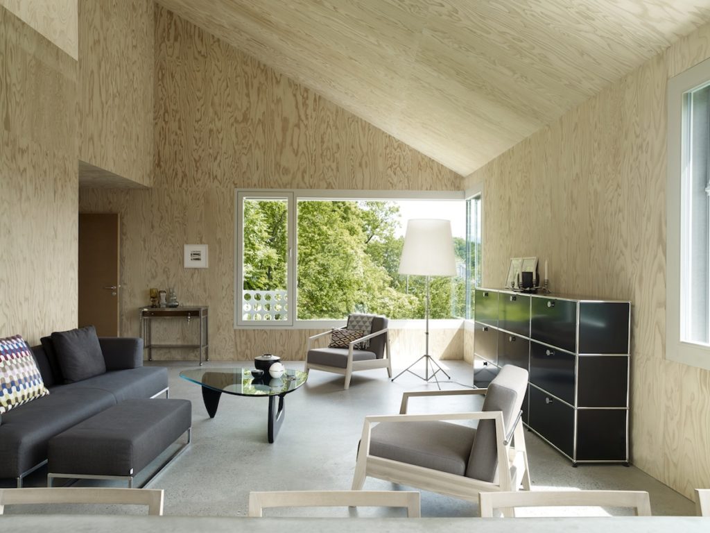 Maison contemporaine à flanc de colline.
