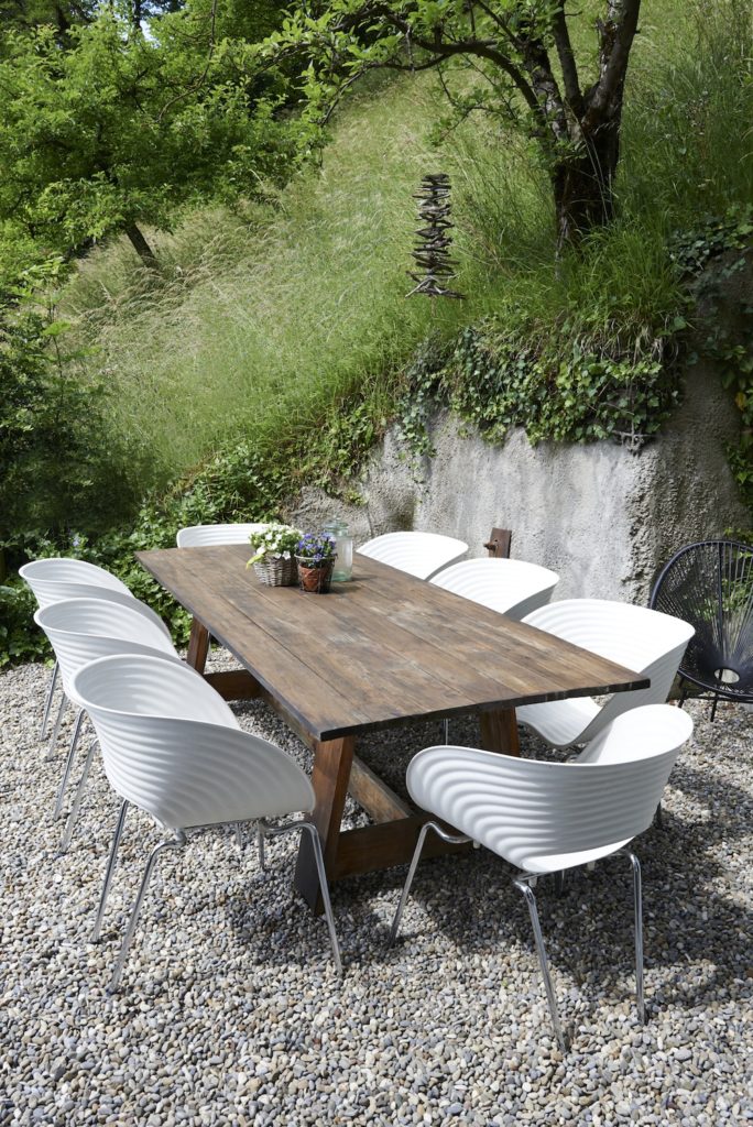 Maison contemporaine à flanc de colline.